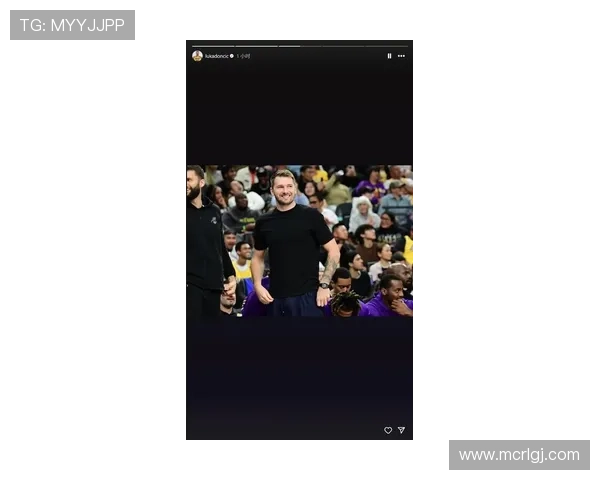 东契奇赛前笑容满面穿黑T黑裤搭小白鞋墨镜登场展现自信风采